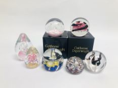 A COLLECTION OF 7 ART GLASS PAPERWEIGHTS TO INCLUDE CAITHNESS, WEDGEWOOD AND MILLEFIORI EXAMPLES.