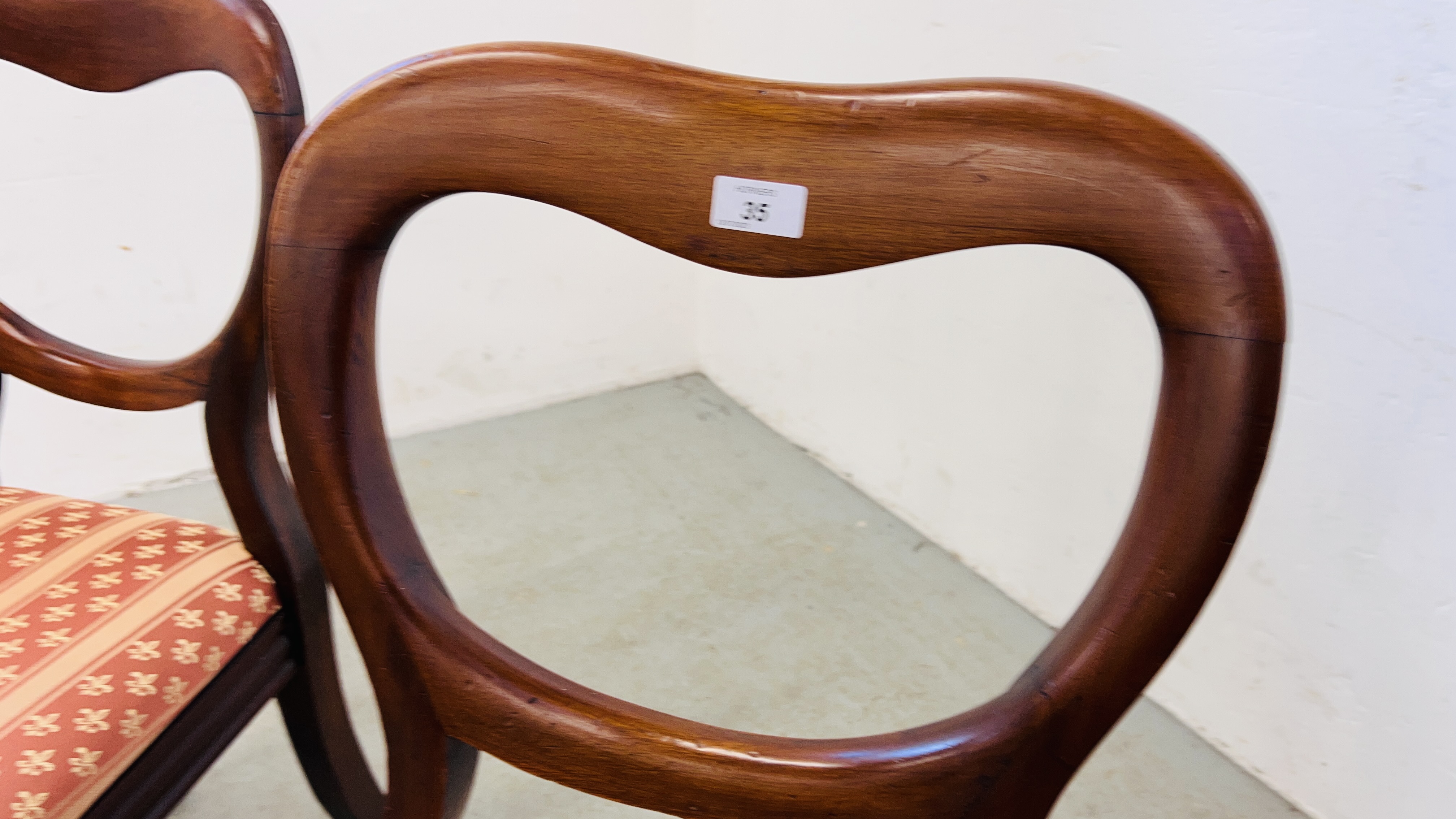 A SET OF FOUR VICTORIAN MAHOGANY SPOON BACK DINING CHAIRS. - Image 6 of 11
