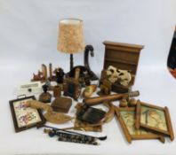 A BOX OF VINTAGE TREEN COLLECTIBLES TO INCLUDE BOOK ENDS AND PHOTO FRAMES, ROUNDERS BAT,