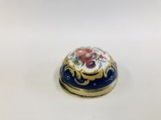 AN ANTIQUE ENAMELED TOP PATCH / SNUFF BOX 4.7CM DIAMETER TO BASE.