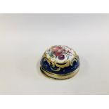 AN ANTIQUE ENAMELED TOP PATCH / SNUFF BOX 4.7CM DIAMETER TO BASE.