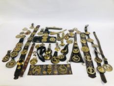 BOX CONTAINING LARGE QUANTITY OF HORSE BRASSES.