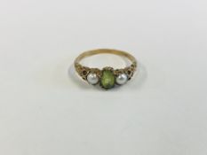 AN ORNATE 9CT GOLD VINTAGE RING SET WITH A CENTRAL OVAL GREEN STONE AND A PEARL EITHER SIDE.