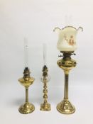 A GROUP OF 3 BRASS OIL LAMPS, ONE EXAMPLE HAVING A FLORAL GLASS SHADE ON A COLUMN BASE.