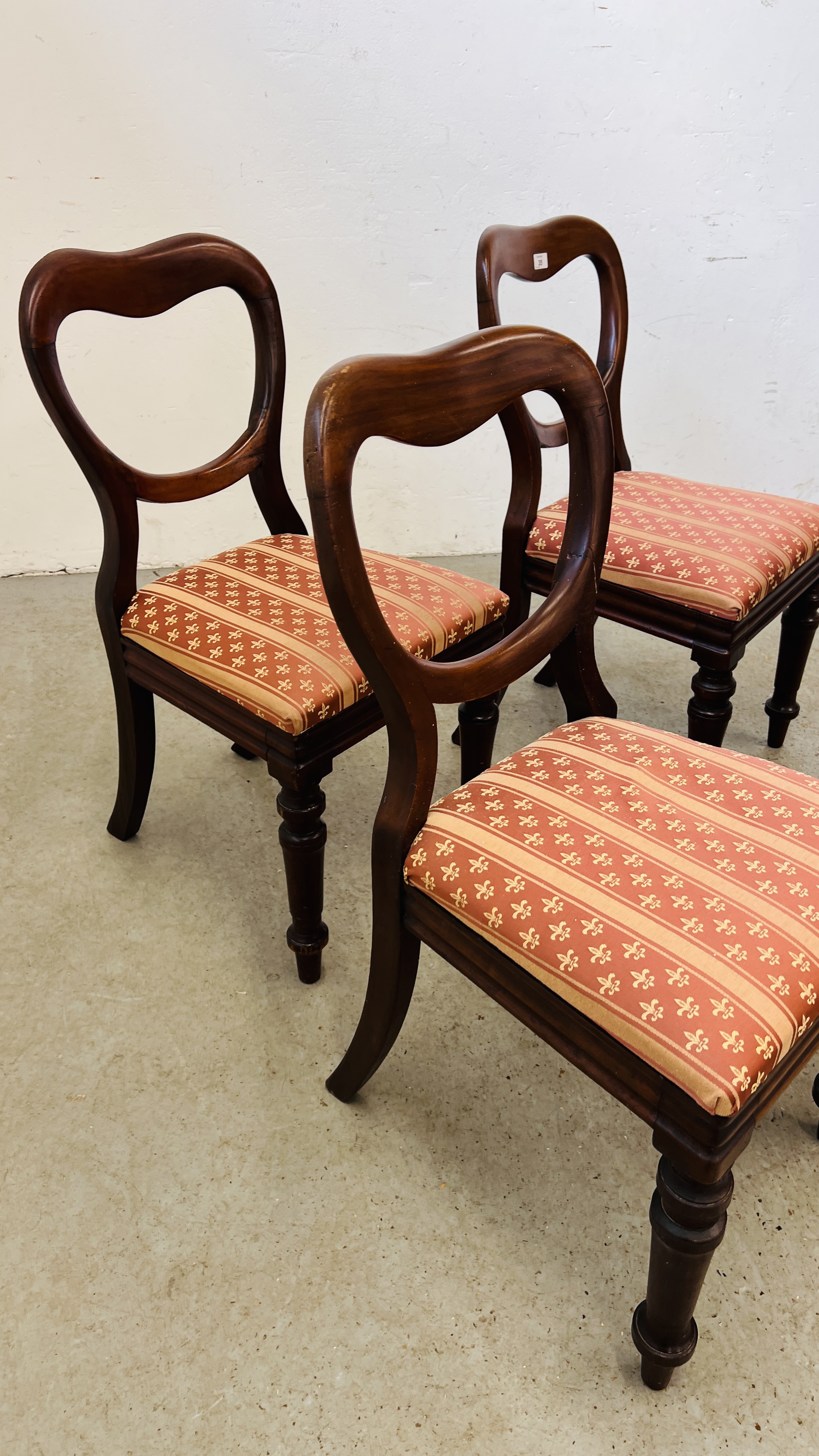 A SET OF FOUR VICTORIAN MAHOGANY SPOON BACK DINING CHAIRS. - Image 11 of 11