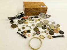 JEWELLERY BOX CONTAINING MIXED COLLECTIBLES AND JEWELLERY ITEMS TO INCLUDE YELLOW METAL PEARL SET