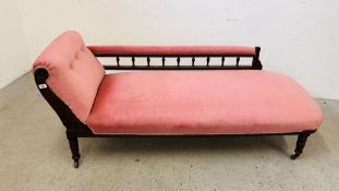 AN EDWARDIAN CHAISE LOUNGE WITH DUSKY PINK VELOUR UPHOLSTERY.