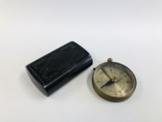 A VINTAGE BRASS CASED COMPASS ALONG WITH A BAKELITE SNUFF BOX.
