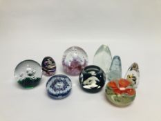 A GROUP OF 9 GLASS PAPERWEIGHTS TO INCLUDE LANGHAM, CAITHNESS EXAMPLES.