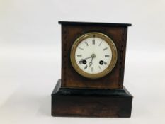 A VINTAGE WOODEN CASED MANTEL CLOCK H 20CM X W 17CM.