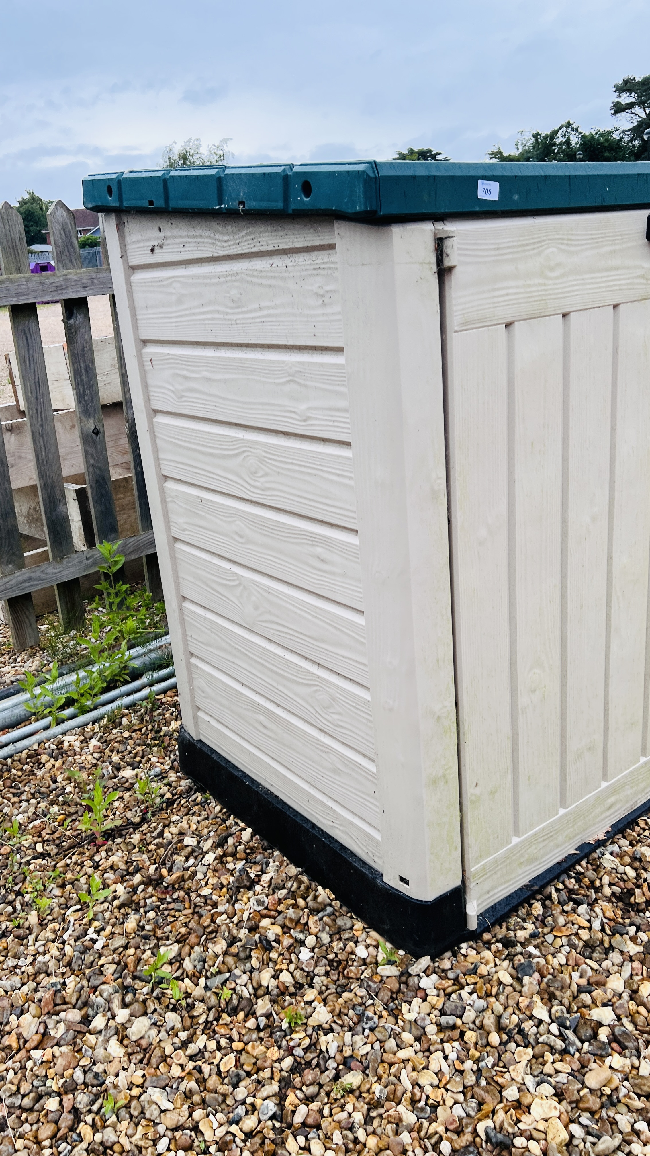 A KETER PLASTIC GARDEN STORAGE BUNKER WITH HINGED TOP AND DOUBLE HINGED DOORS W 145CM D 83CM H - Image 2 of 7