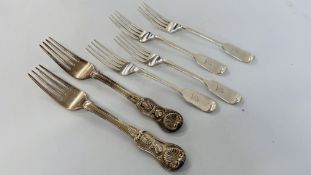 A GROUP OF 4 C19TH SILVER FIDDLE PATTERN DESSERT FORKS,