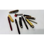 A COLLECTION OF SIX VINTAGE POCKET KNIVES ALONG WITH A VINTAGE BONE COMB EXAMPLE,