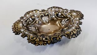 AN ANTIQUE SILVER PIERCED BON BON DISH, LONDON ASSAY, W 15CM X D 11.5CM X H 3.5CM.