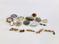 A SMALL COLLECTION OF AMBER SET EARRINGS AND PENDANTS ALONG WITH A GROUP OF VARIOUS BROOCHES