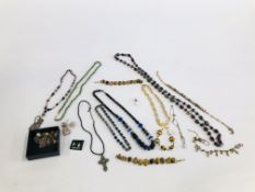 A GROUP OF VINTAGE COSTUME JEWELLERY AND SILVER TO INCLUDE 1920'S EVENING NECKLACES,