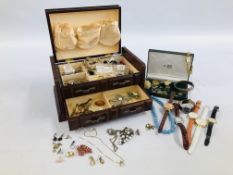 A JEWELLERY BOX AND CONTENTS CONTAINING VINTAGE AND COSTUME JEWELLERY,