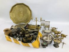 A BOX CONTAINING AN EXTENSIVE COLLECTION OF METAL WARES TO INCLUDE CIRCULAR BRASS TRAY,