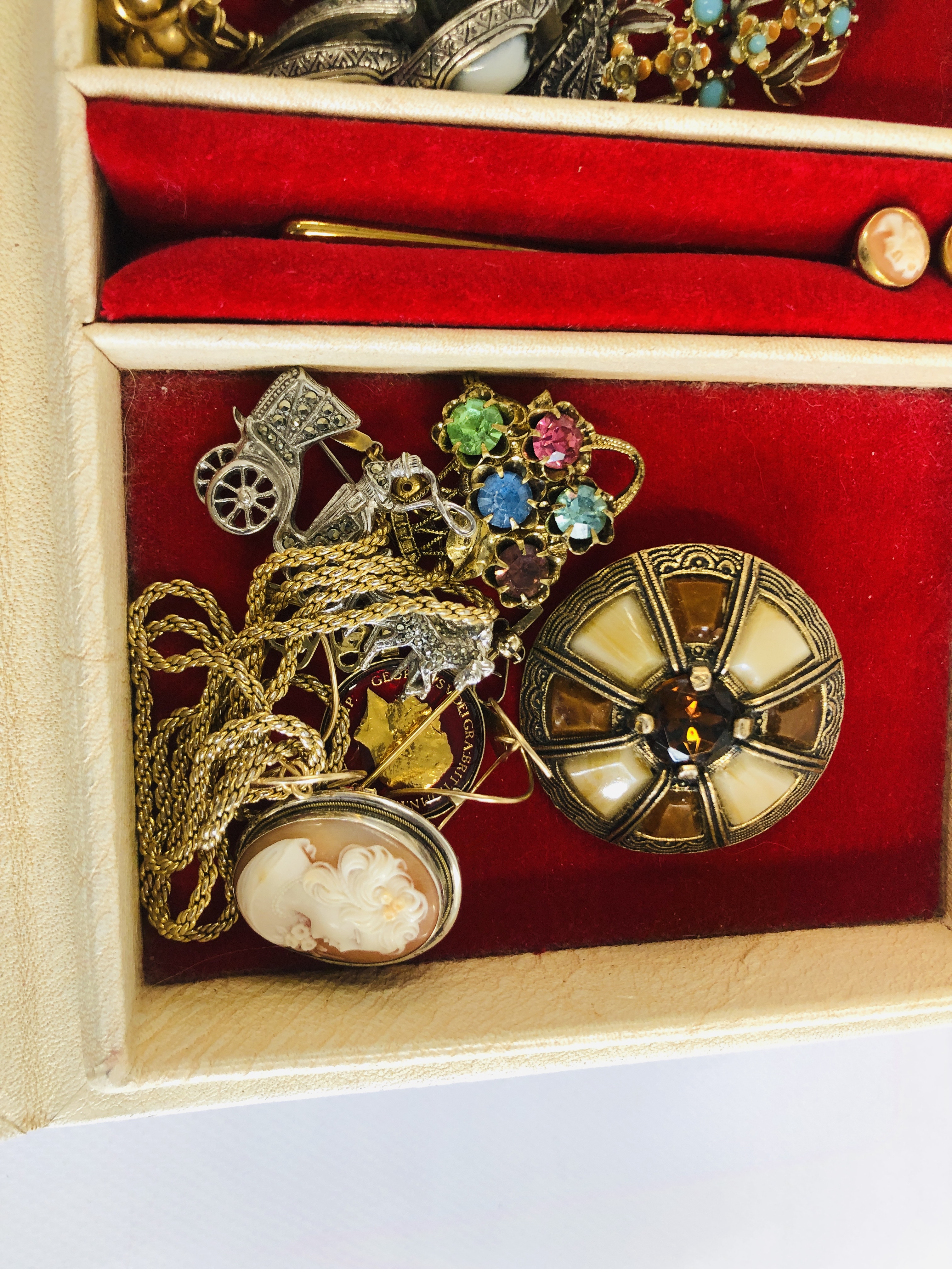 JEWELLERY BOX AND CONTENTS TO INCLUDE VINTAGE BROOCHES, MONET & MIRACLE AND GLASS BEADS ETC. - Image 3 of 13