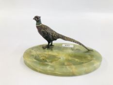 A BRONZE COLD PAINTED PHEASANT ON A MARBLE BASE (23CM X D 15CM BASE)