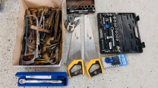 A BOX OF ASSORTED HAND TOOLS TO INCLUDE SAWS, HAMMERS, SOCKET SET, TORQUE WRENCH ETC.