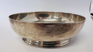 A SILVER DISH, DIAMETER 12.5CM., LONDON ASSAY, MAKER BARNARDS LTD.