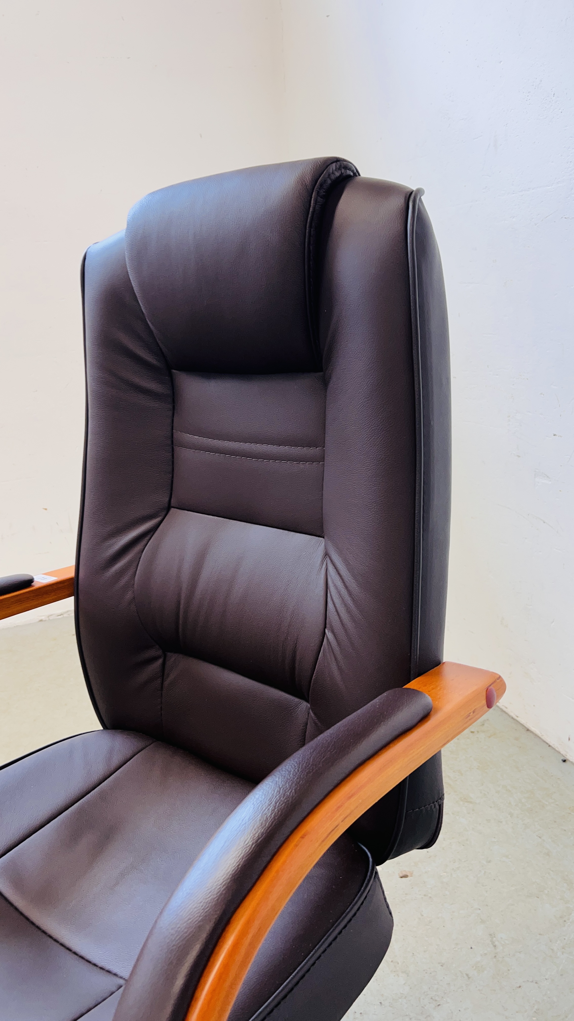 A GOOD QUALITY EXECUTIVE HOME OFFICE CHAIR - Image 3 of 7