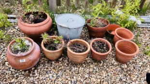A GROUP OF NINE VARIOUS TERRACOTTA GARDEN PLANT POTS ALONG WITH A GALVANISED LIDDED ASH BUCKET.