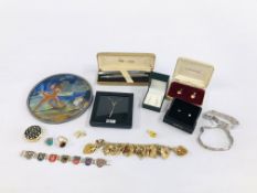 SMALL GROUP OF COSTUME JEWELLERY TO INCLUDE CHARM BRACELET, DRESS RINGS, 9CT GOLD LION PENDANT,