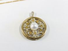 A 9CT GOLD CIRCULAR PENDANT SET WITH A CENTRAL PEARL & FLOWERS ON A FINE 9CT GOLD CHAIN (A/F CLASP)