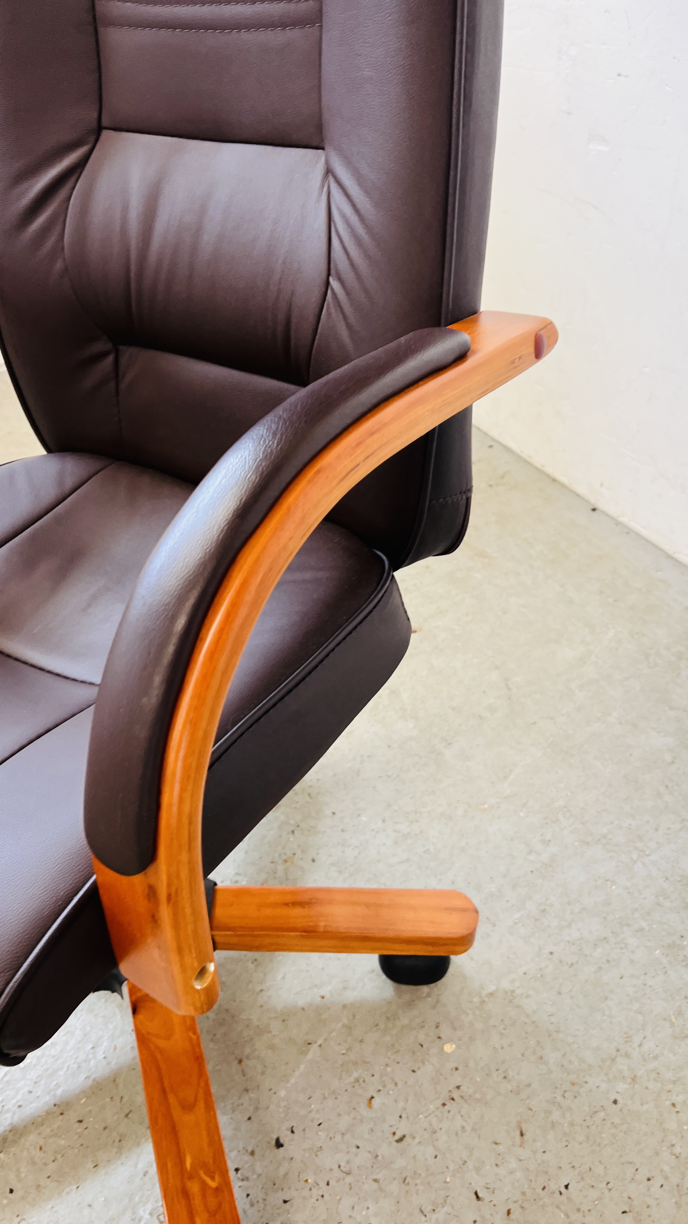 A GOOD QUALITY EXECUTIVE HOME OFFICE CHAIR - Image 4 of 7