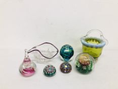 A GROUP OF 5 ART GLASS PAPERWEIGHTS TO INCLUDE MURANO EXAMPLES ALONG WITH AN ART GLASS BASKET AND