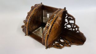 AN ANTIQUE MAHOGANY TWO TIER CORNER SHELF BRACKET WITH MIRRORED DETAIL. H 73CM.