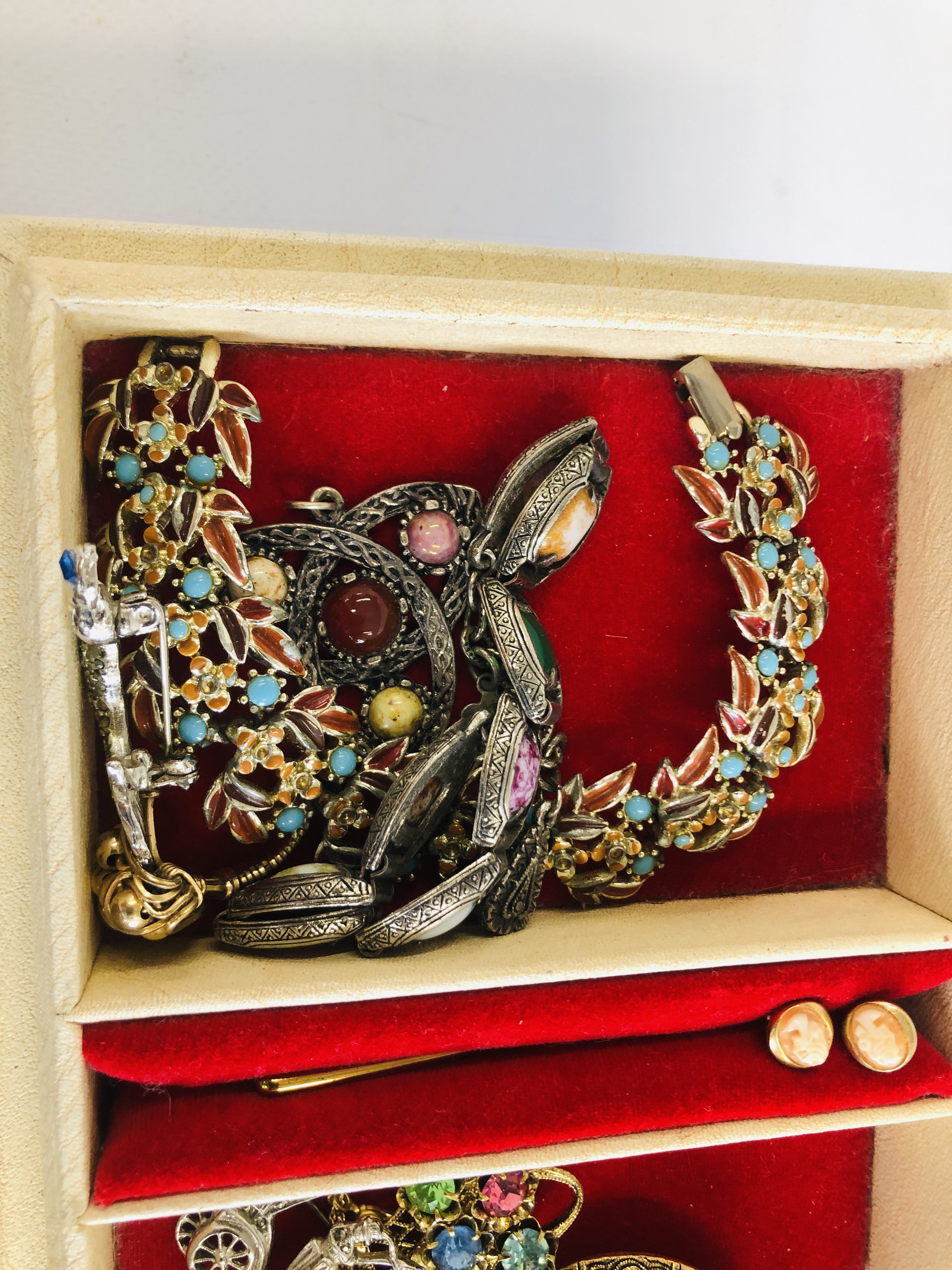 JEWELLERY BOX AND CONTENTS TO INCLUDE VINTAGE BROOCHES, MONET & MIRACLE AND GLASS BEADS ETC. - Image 2 of 13