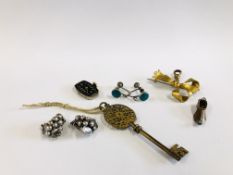 A COLLECTION OF VINTAGE JEWELLERY TO INCLUDE SCREW BACK AND CLIP ON EARRINGS,