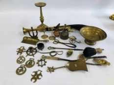 COLLECTION OF ASSORTED BRASS WARES TO INCLUDE MOCK BLUNDERBUS ETC.