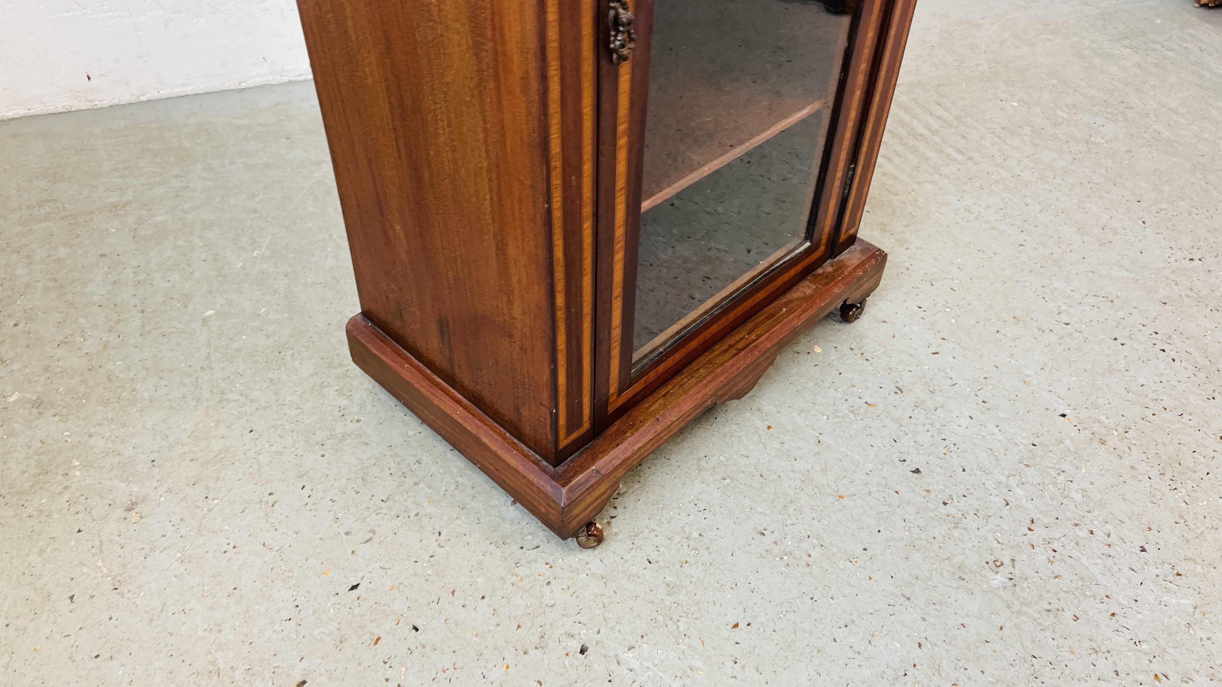 A MAHOGANY AND INLAID SINGLE DOOR CABINET WITH LOWER GLAZED PANEL TO DOOR, W 55CM X D 30CM X H 95CM. - Image 4 of 6