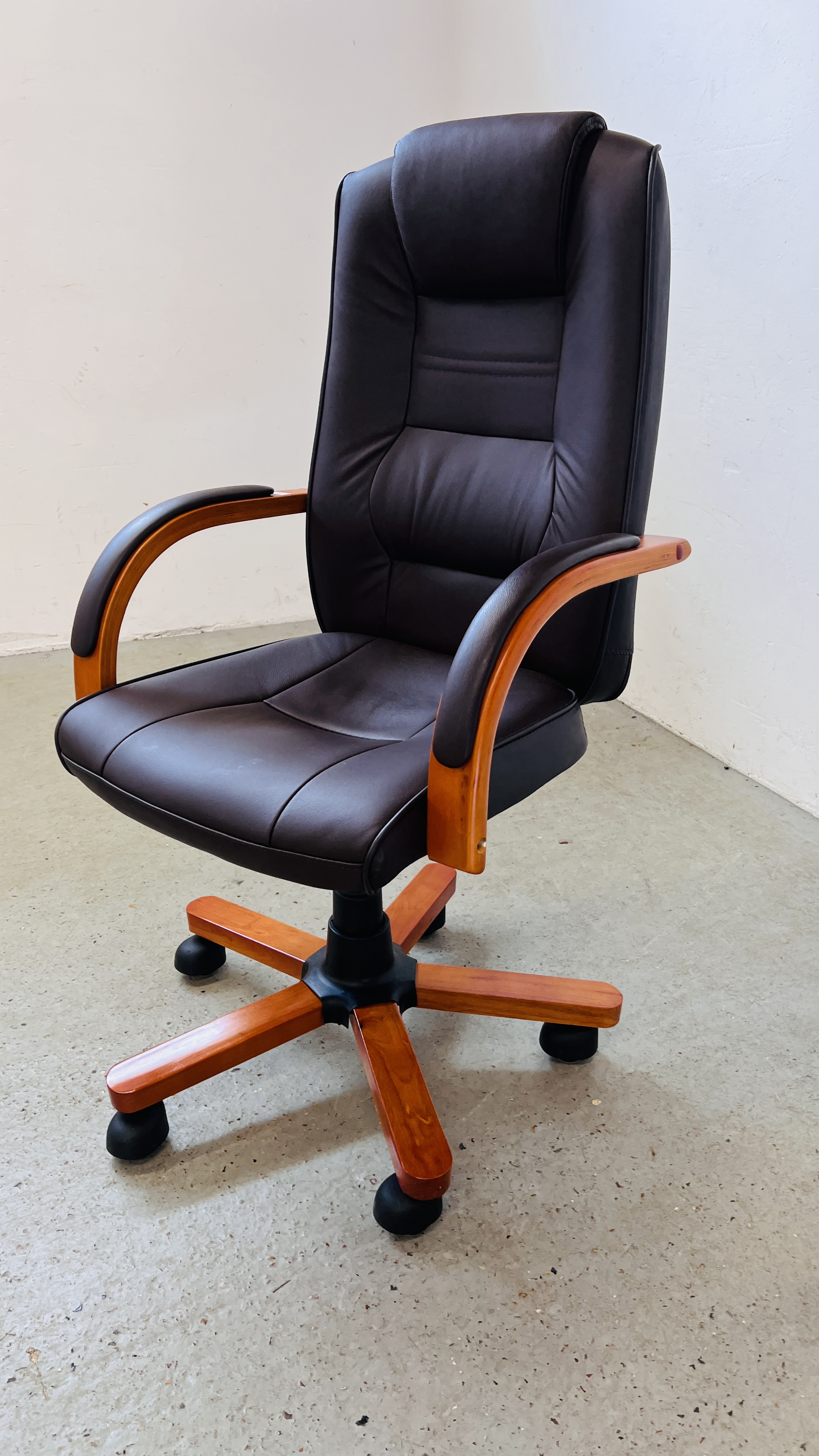 A GOOD QUALITY EXECUTIVE HOME OFFICE CHAIR - Image 2 of 7