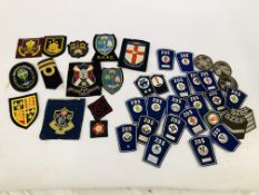 A GROUP OF VARIOUS VINTAGE BADGES AND PATCHES TO INCLUDE MILITARY ETC ALONG WITH A GROUP OF VINTAGE