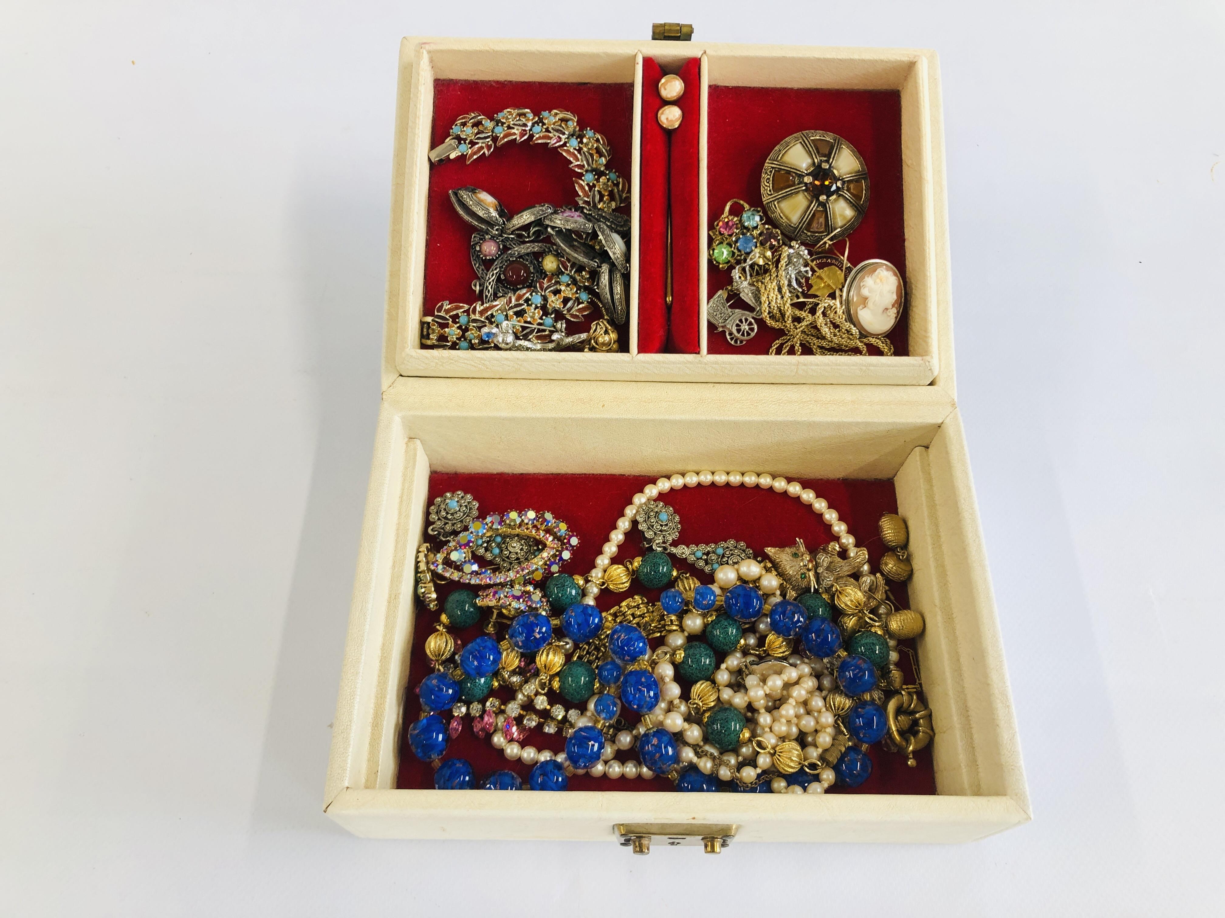 JEWELLERY BOX AND CONTENTS TO INCLUDE VINTAGE BROOCHES, MONET & MIRACLE AND GLASS BEADS ETC.