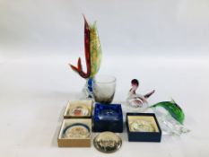 A GROUP OF ART GLASS ITEMS TO INCLUDE LARGE FISH, ANIMALS, PAPERWEIGHTS, SQUIRREL ETCHED VASE ETC.