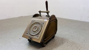 AN ANTIQUE CLASSICAL ENGLISH DESIGN BRASS COAL SCUTTLE.