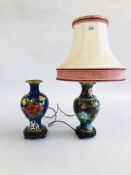 A CLOISONNE TABLE LAMP AND SHADE (H32CM NOT INCLUDING SHADE) ALONG WITH A DECORATIVE CLOISONNE VASE