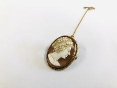 A VINTAGE 9CT GOLD CAMEO BROOCH PENDANT.