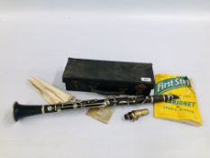 A VINTAGE CLARINET IN FITTED HARD CASE.