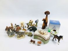 A GROUP OF ASSORTED CABINET COLLECTIBLES TO INCLUDE CERAMIC BIRD ORNAMENTS, HUMMEL FIGURE,