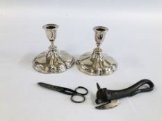 MILITARY BROAD ARROW MARKED COLLECTIBLES TO INCLUDE A PAIR OF SILVER PLATED CANDLE STICKS - H 12.