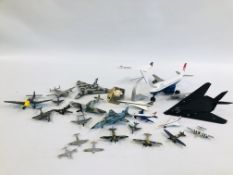 A COLLECTION OF ASSORTED MODEL PLANES TO INCLUDE WAR / MILITARY AND COMMERCIAL EXAMPLES.