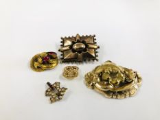 A VINTAGE GILT METAL BROOCH ALONG WITH A YELLOW METAL BROOCH / PENDANT A/F + AN ELABORATE GILT