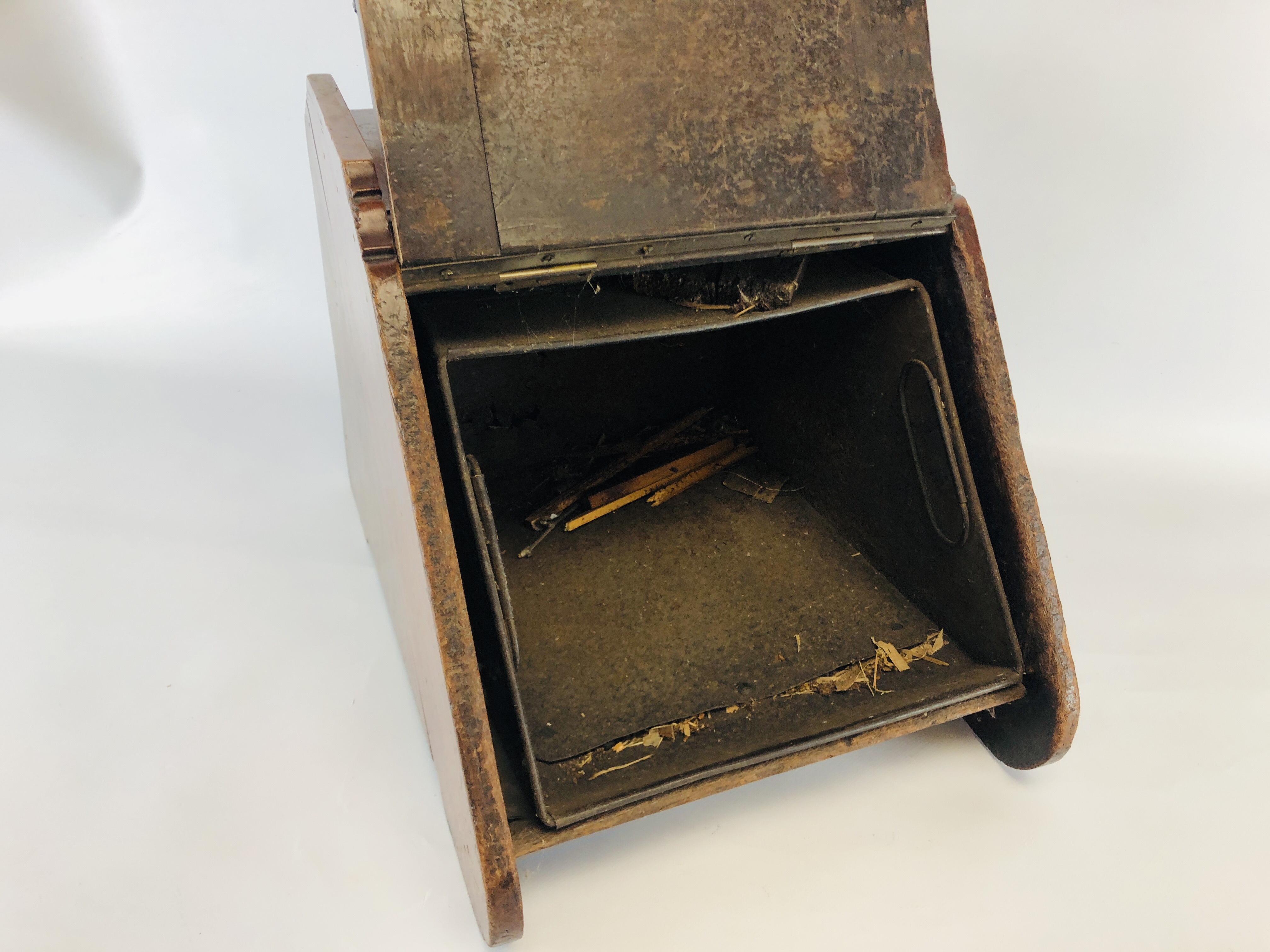 ANTIQUE EDWARDIAN MAHOGANY AND BRASS COAL BOX WITH BELLOWS. - Image 5 of 7